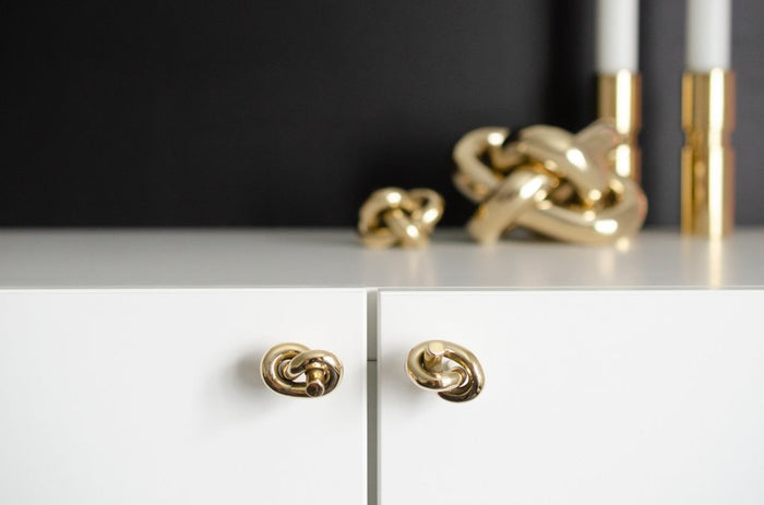 knot knob on cabinet