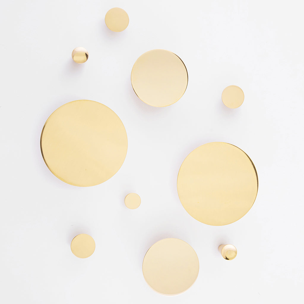 A group of Maison Vervloet's Audrey Door Knob 70s on a white surface.