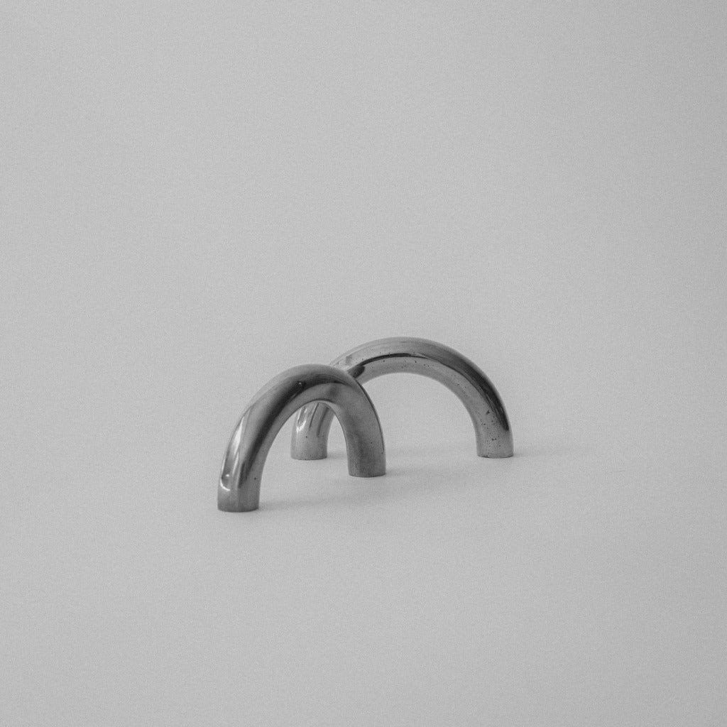 Dark bronze Maha Alavi Cercle thin pull, a slender cast half-circle arc.