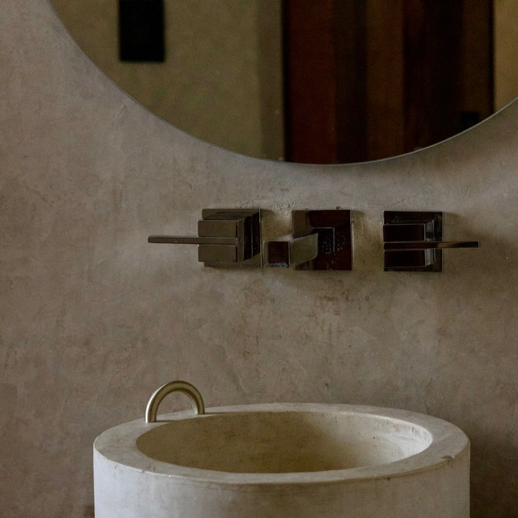 A bathroom with Maha Alavi Cercle thin pulls.