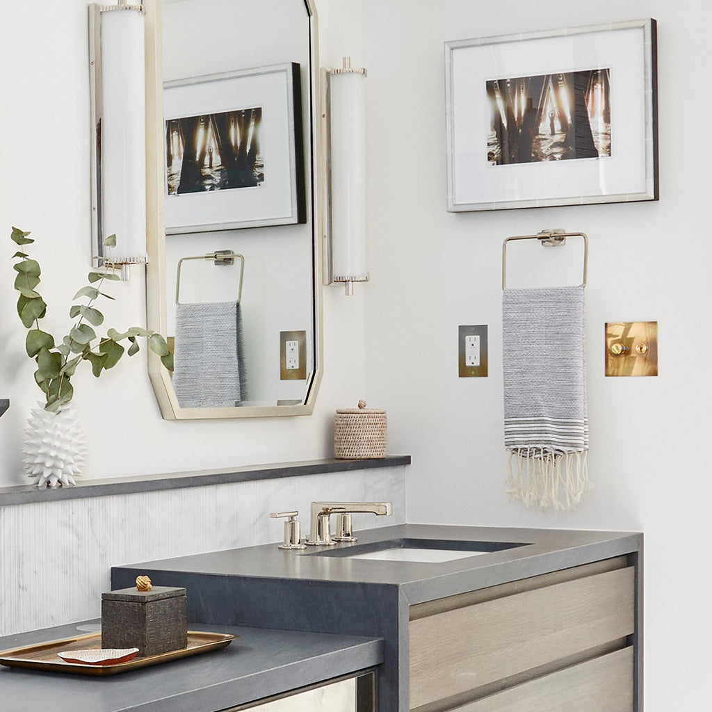 A bathroom with Forbes & Lomax switch plates.