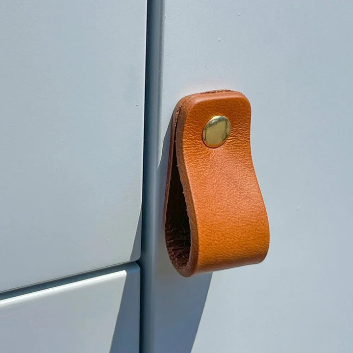 LP02 Smooth Leather Loop Pull