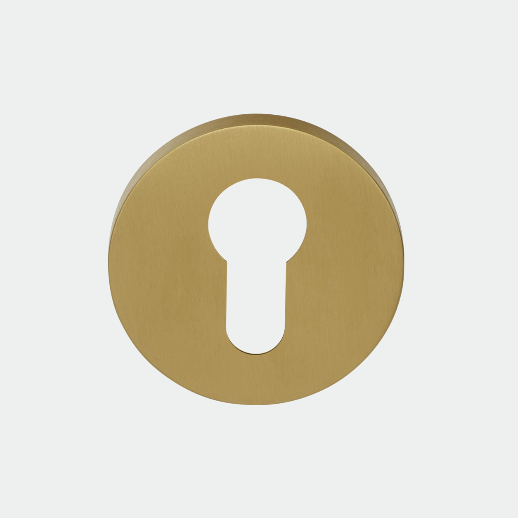 The RIVIO GLY53 Keyed Escutcheon is part of the RIVIO hardware series by Gensler for FORMANI. The series is defined by flowing cutaways, providing a comfortable grip and elegance.