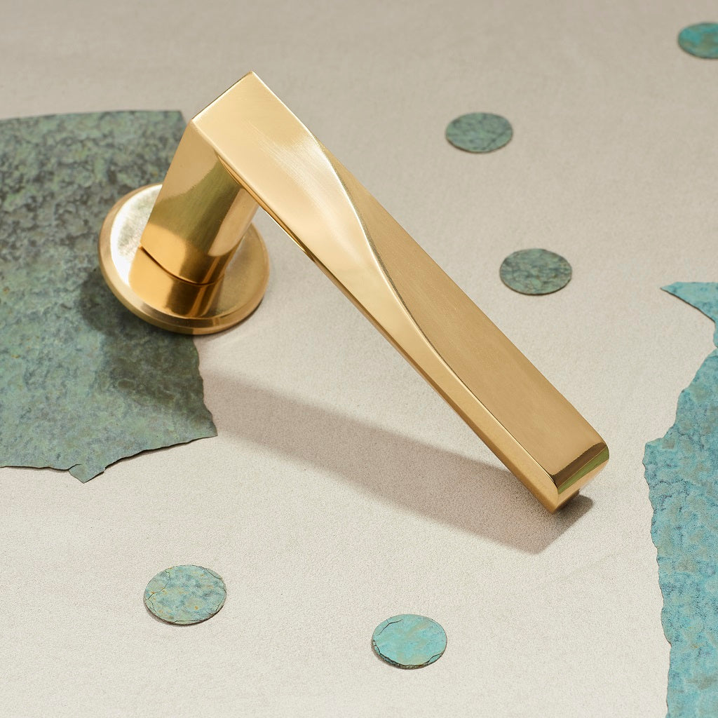 A Maison Vervloet bathroom sink with a MV Ballet Circle Rose handle on it.