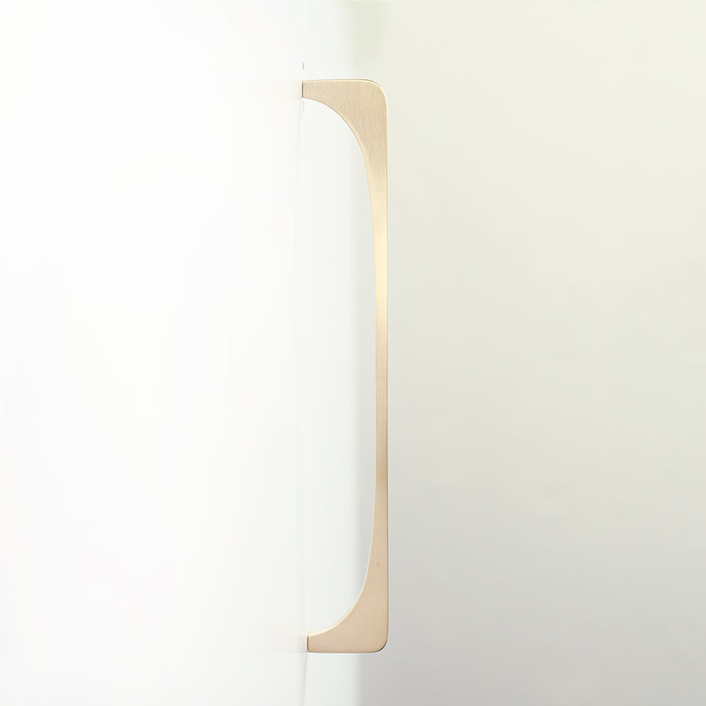 A bathroom with a Baccman Berglund toilet and a white wall.