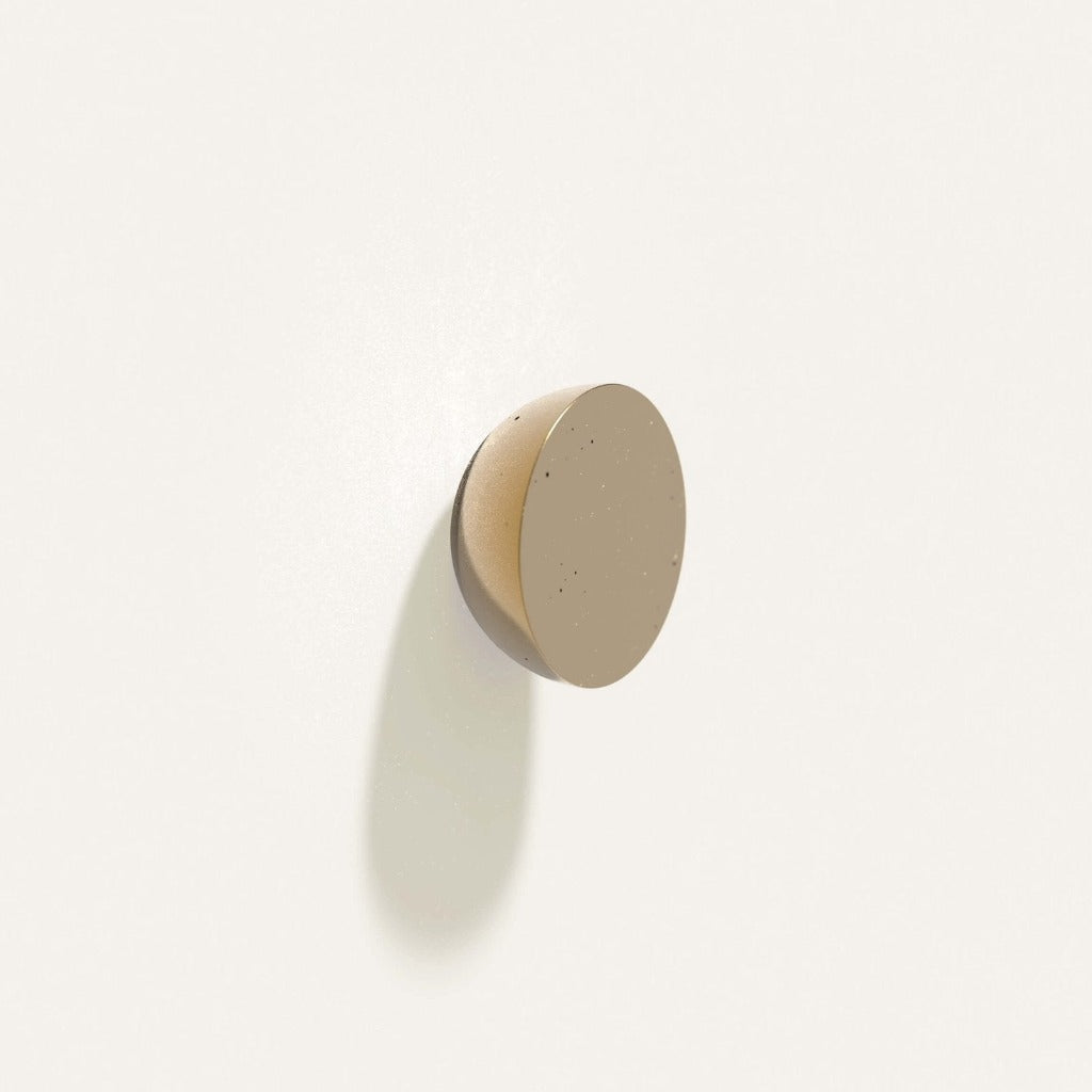 Sand Maha Alavi Cercle half knob, a flat round disc.