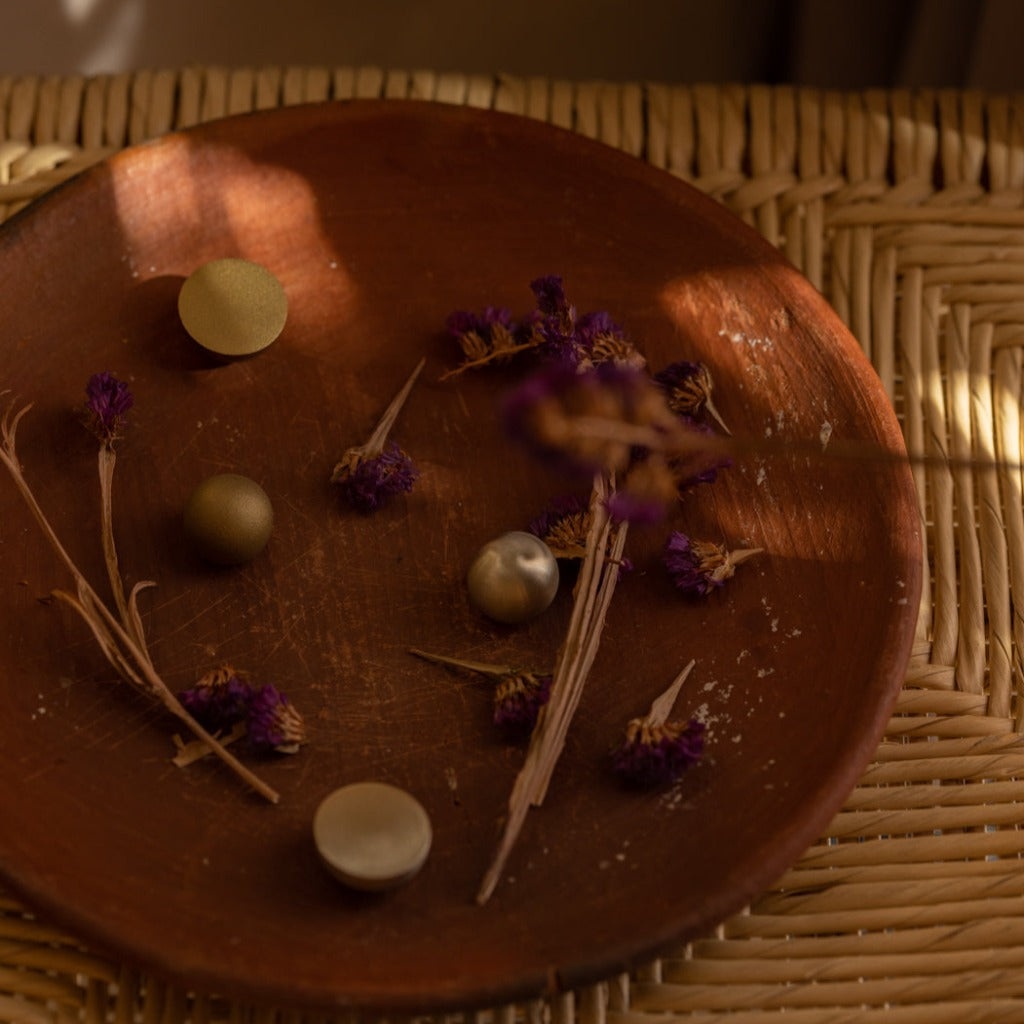 Brass Maha Alavi Cercle half knob on a plate.