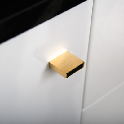 Square knob pull in polished brass. Modern and minimal.