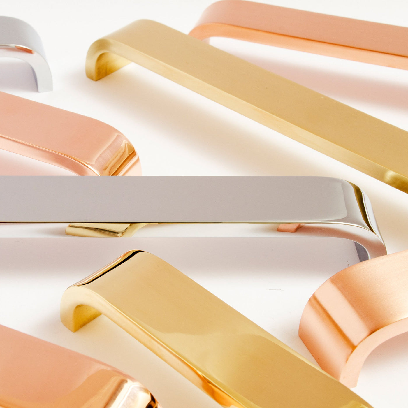 Modern and elegant curved handles. Simple Lines in a variety of finishes such as brass and copper.