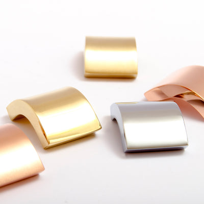 Small Curve knobs. Use with Curve series handles. Comes in brass, copper, chrome, black chrome, aluminum, and stainless steel.