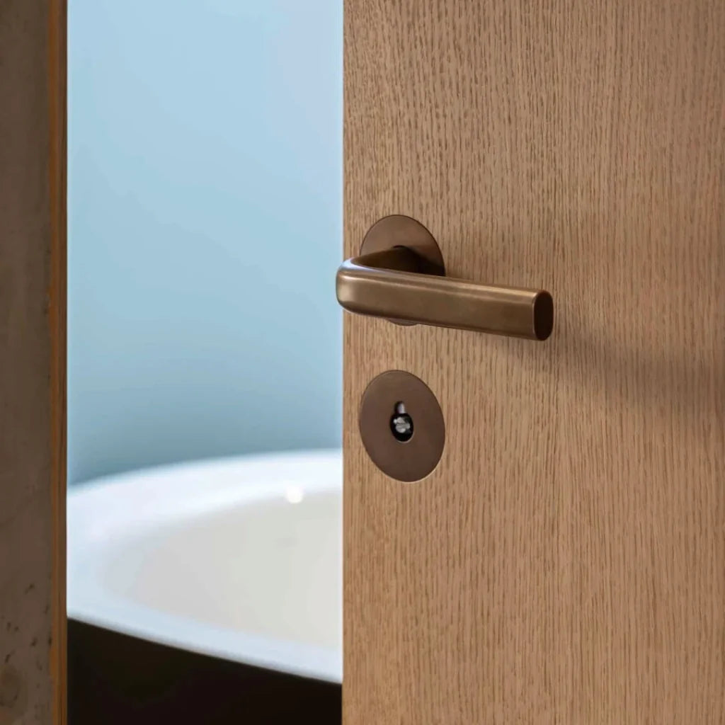 FSB 1242 lever and thumbturn on an oak bathroom door at Haus am Buddenturm, showing the slim oval form in situ.