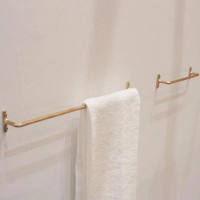 A small and minimal towel bar made of cast brass. Designed by Oji Masanori.