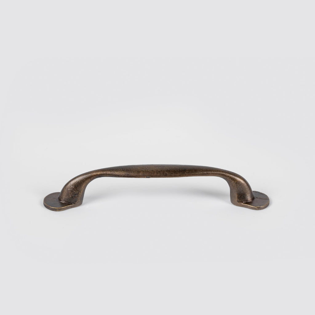 Inspired by Maurice Dufrêne, this solid brass Art Deco pull combines clean geometric lines with timeless elegance for cabinets, drawers and furniture.