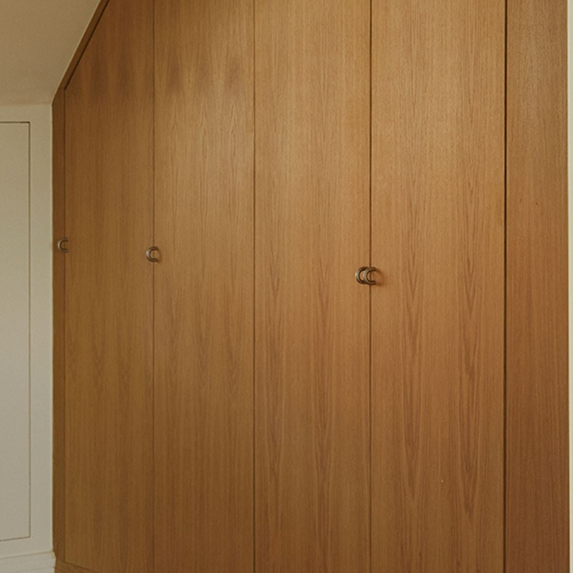 Knud Curved Cabinet Pull