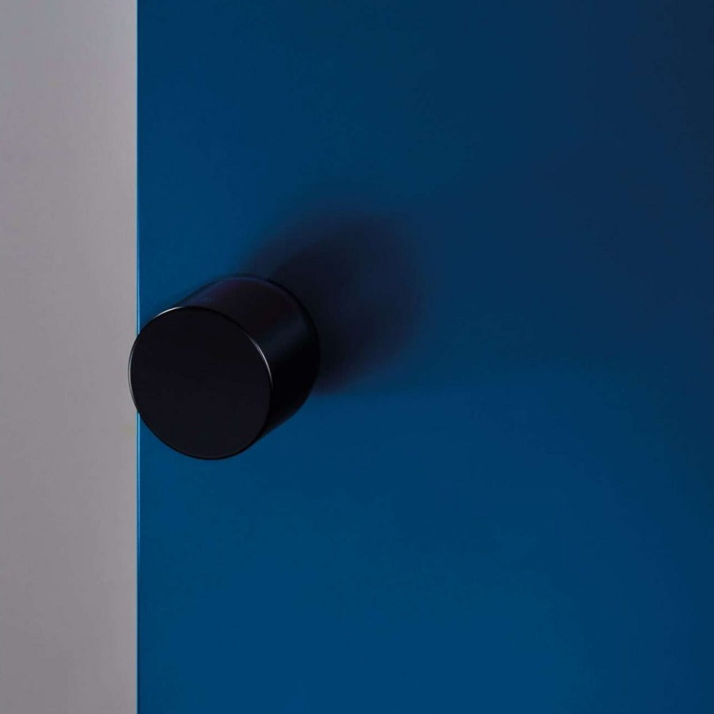 Cylindrical knob installed on door without rose