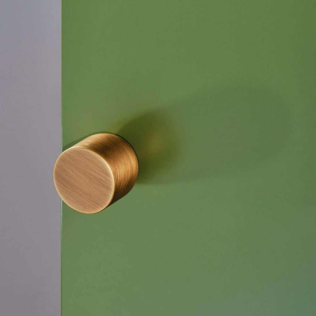 Cylindrical knob installed on door without rose