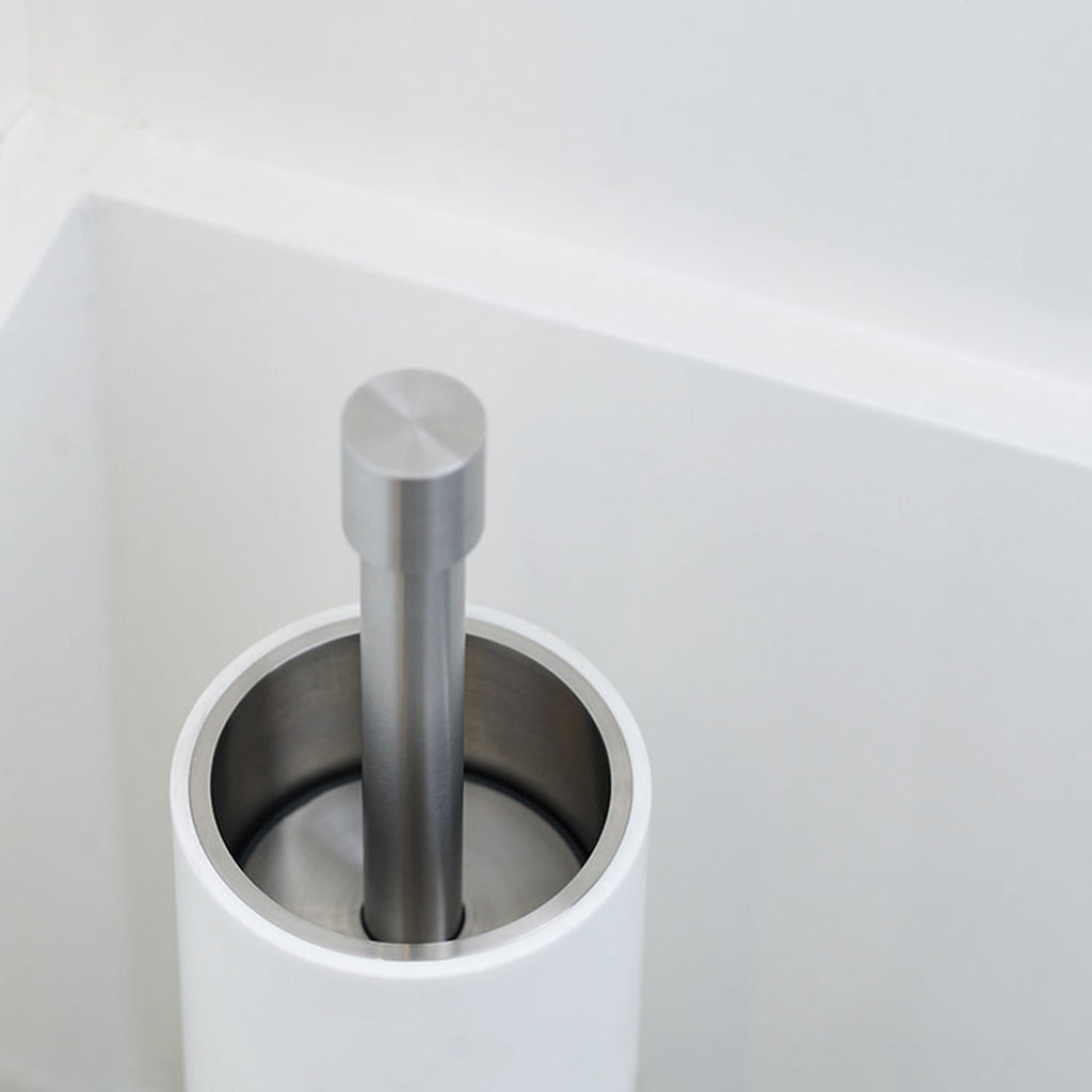 a ONE by Piet Boon Toilet Brush Holder in a white bathroom by Formani.
