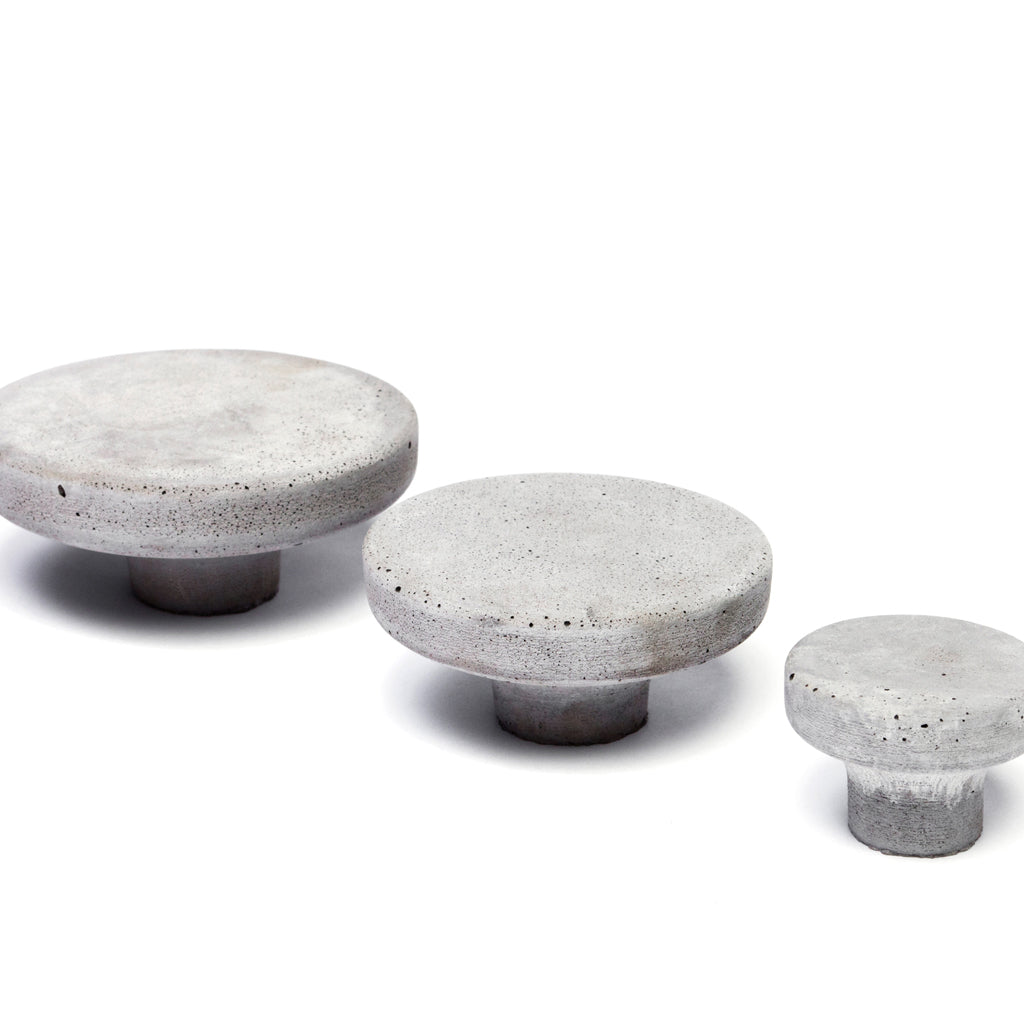Urbi et Orbi Pomolo knobs, flat round concrete discs in three sizes.