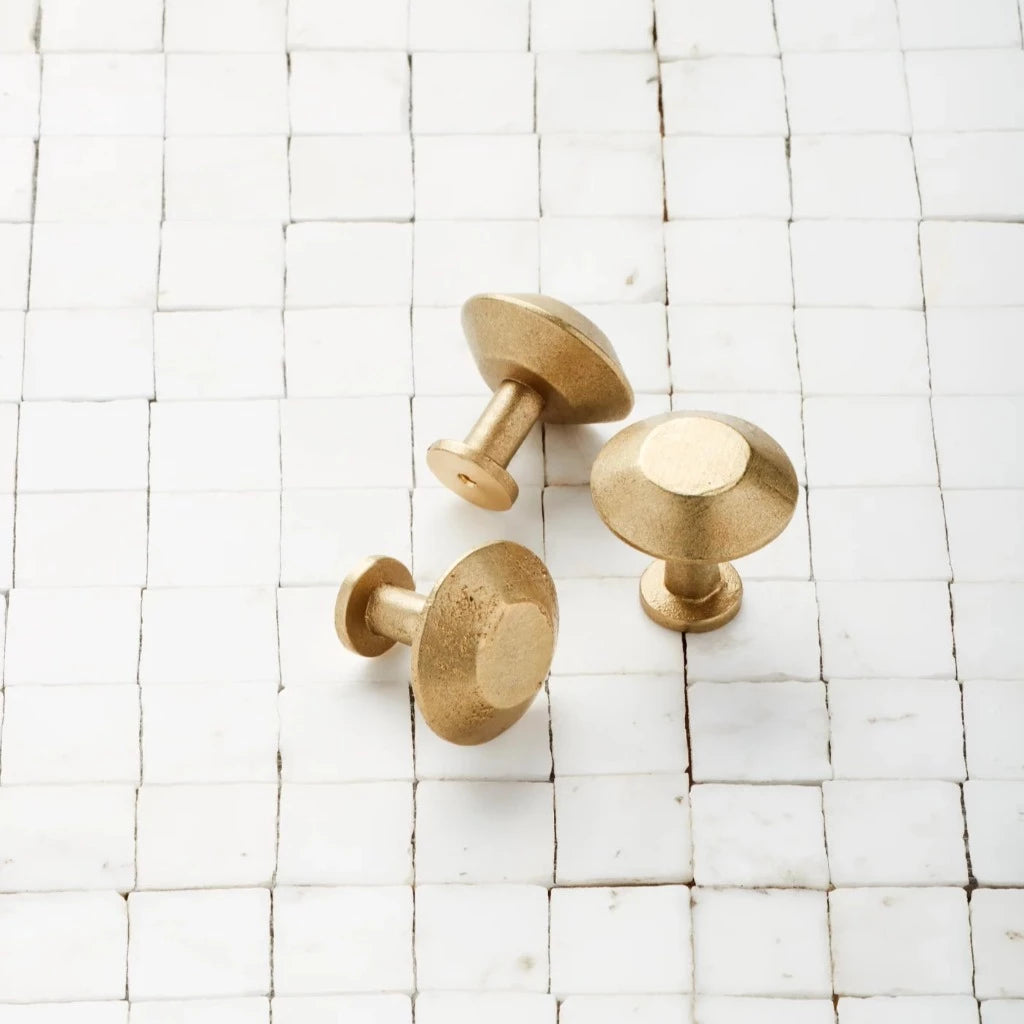 Spul Knob in satin brass on tile background