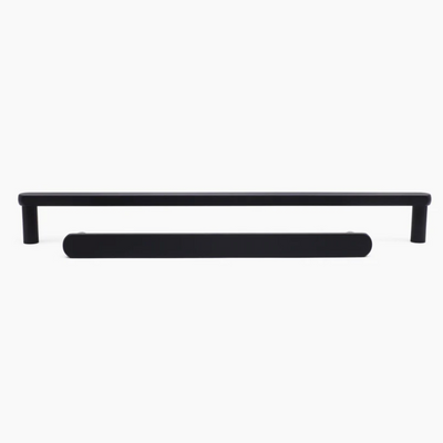 Ribbed appliance pull in black.