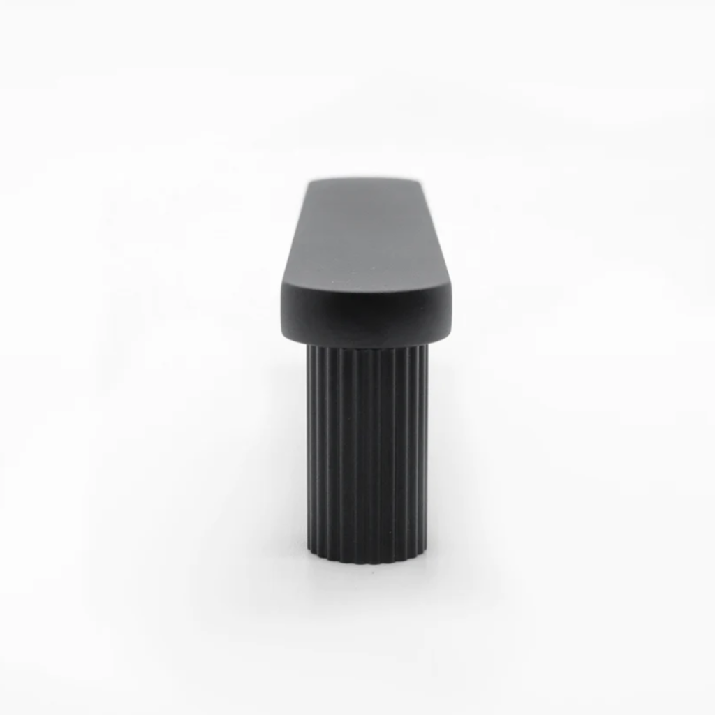 Ribbed Cabinet pull in black.