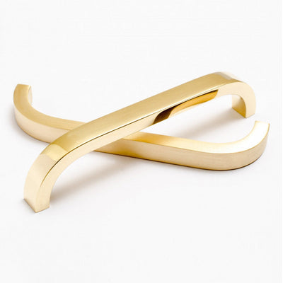 Slim, modern and elegant handles in brass