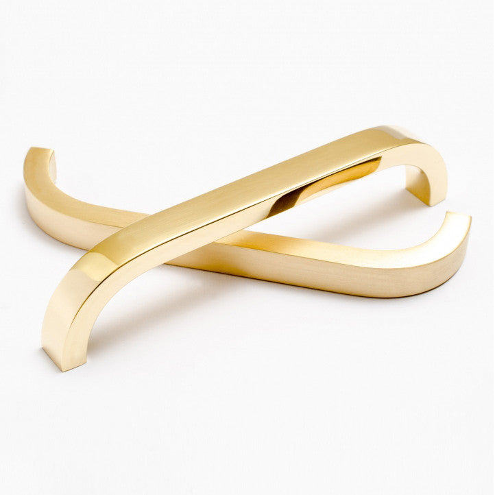 Slim, modern and elegant handles in brass
