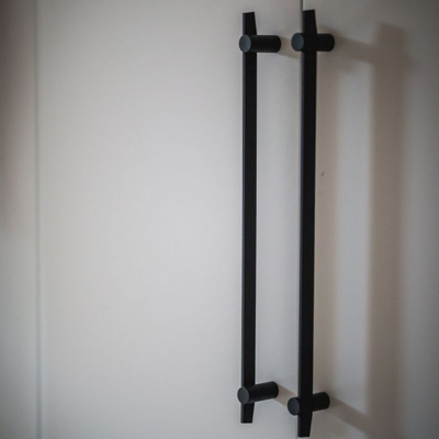 A pair of Formani TENSE BB500 Pull Handles in black on a white wall.