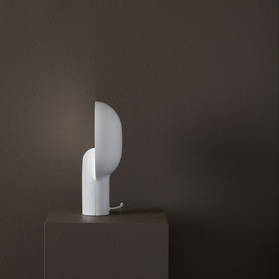 Minimal table lamp in white